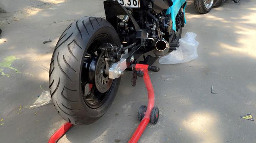 Phía trước của xe cũng được độ lại cũng khá nhiều với dè trước chế mũ khá công phu, đèn pha làm lại với 2 gương cầu giúp tăng độ sáng. Ốp sườn và ốp bình xăng cũng được làm lại trông rất hầm hố. Nhìn tổng thể chiếc Honda MSX 125 vừa mang phong cách của một chiếc Ducati Diavel vừa mang chút hơi hướng của Kawasaki Z1000.