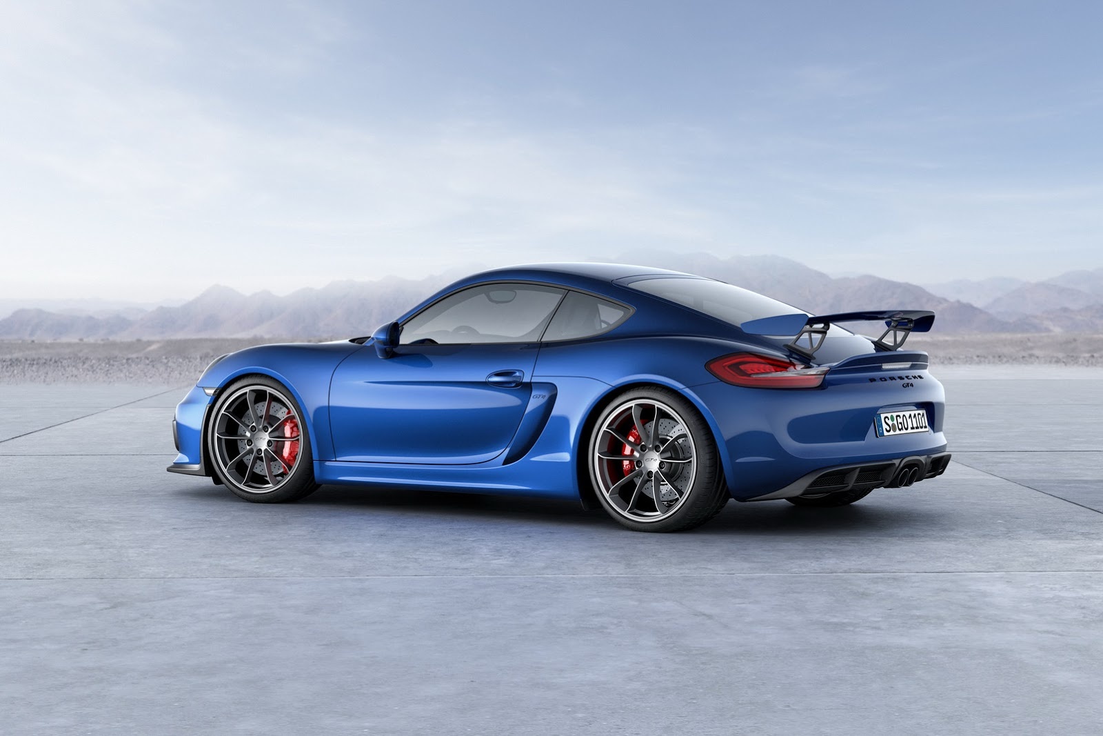 Hệ thống treo trên Cayman GT4 có điểm chung với mẫu 911 GT3, đồng thời hệ thống phanh cũng tốt hơn so với trước đó. Trọng lượng của Cayman GT4 ở mức 1.340 kg, tương đương với Cayman S.