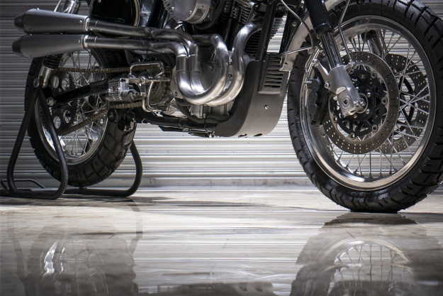 Trong khi đó, ở phía đuôi xe, sử dụng cặp phuộc dài hơn so với phuộc gốc của xe. Đồng thời phía đuôi xe được trang bị vành xe nhôm Borrani và sử dụng lốp đa địa hình. 