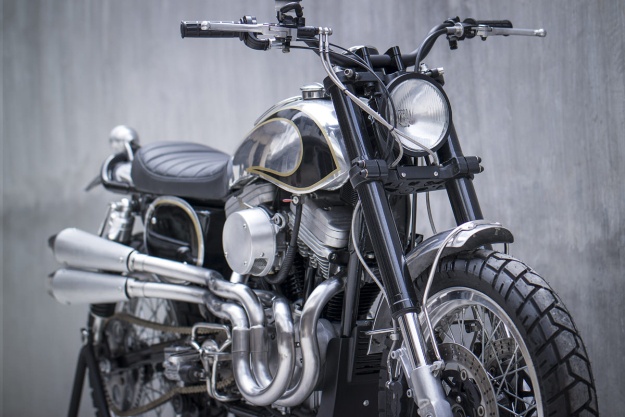 Benjie sử dụng cặp phuộc trước của mẫu mô tô Suzuki GSX1000 sản xuất từ những năm 1990 để thay thế cho mẫu xe độ. Đồng thời chỉnh sửa cặp phuộc này để có thể gắn cặp phanh đĩa đôi cho bánh trước. 