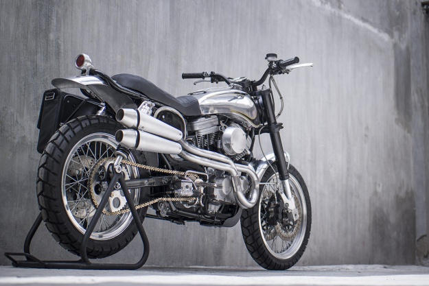 Theo chia sẻ của Benjie, người tạo nên bản độ này, chiếc Harley Iron 883 đã nằm trong xưởng độ nhiều năm, ngoại hình cũ kỹ, nhưng khối động cơ vẫn còn mới. Benjie đã nghĩ đến việc độ lại mẫu xe này theo phong các café racer hoặc bobber. 