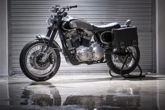 Tuy nhiên, những phong cách trên không còn lạ, nên Benjie đã quyết định tạo ra một chiếc xe mới theo phong cách scrambler. Người thợ độ này đã chỉnh sửa ngay thiết kế quen thuộc của dòng cruiser, loại bỏ kiểu yên thấp và tay lái cao. 