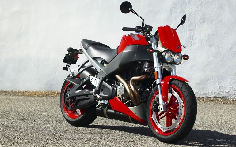 Buell XB Lightning là một trong những cái tên khá lạ lẫm, nhưng lại được đánh giá cao về kiểu dáng. Mẫu xe này sở hữu hệ thống khung sườn đặc trưng của Buell Motorcycle. Cung cấp sức mạnh cho xe là khối động cơ V-Twin, góc nghiêng 45 độ, 2 van trên mỗi xi-lanh, dung tích 1.203 phân khối, công suất 101 mã lực tại 6.600 vòng/phút và mô-men xoắn cực đại 110 Nm tại 6.600 vòng/phút. 