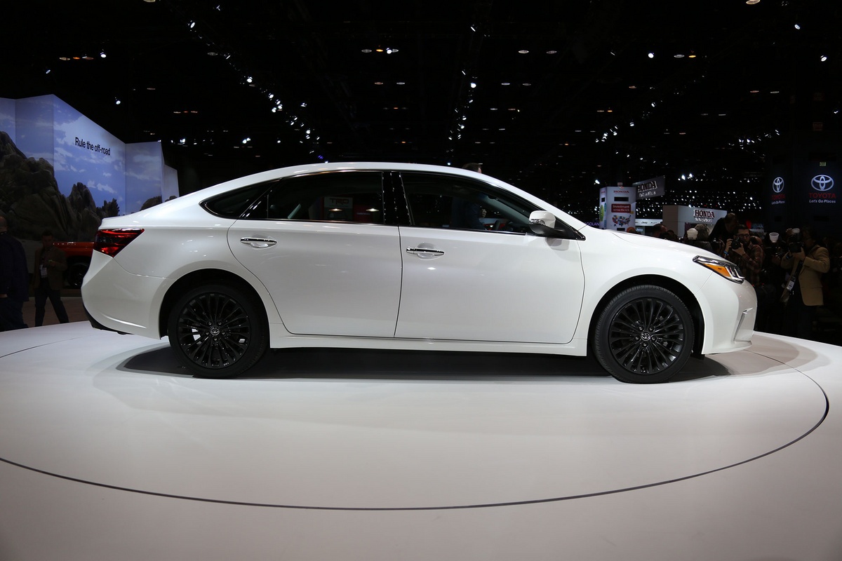 Trong khi đó, đuôi xe cũng nhận được sự thay đổi ở cách thiết kế cụm đèn hậu. Những phiên bản cao cấp như XLE, XLE Plus, Limited… sẽ được trang bị bộ la-zăng kích thước 17 inch và 18 inch thiết kế mới. Nội thất được trang bị màn hình cảm ứng 7 inch, kèm theo hệ thống âm thanh chất lượng cao. Các trang bị khác bên trong nội thất không có sự khác biệt so với phiên bản cũ. 