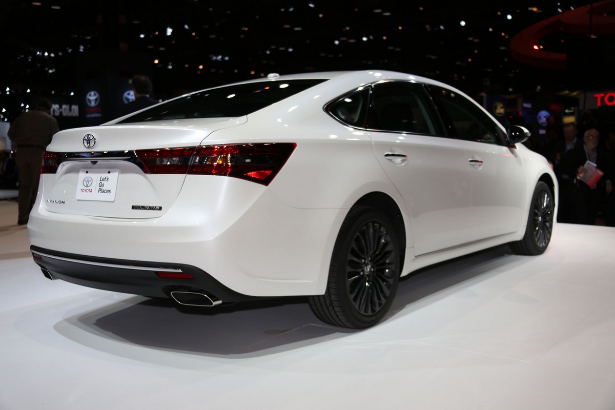 Ngoài ra, Avalon còn được trang bị một số tiện ích khác như hệ thống kiểm soát áp suất lốp, đèn pha LED, sạc không day Qi, điều chỉnh đèn pha tự động, giám sát hành trình, hỗ trợ dự báo va chạm…