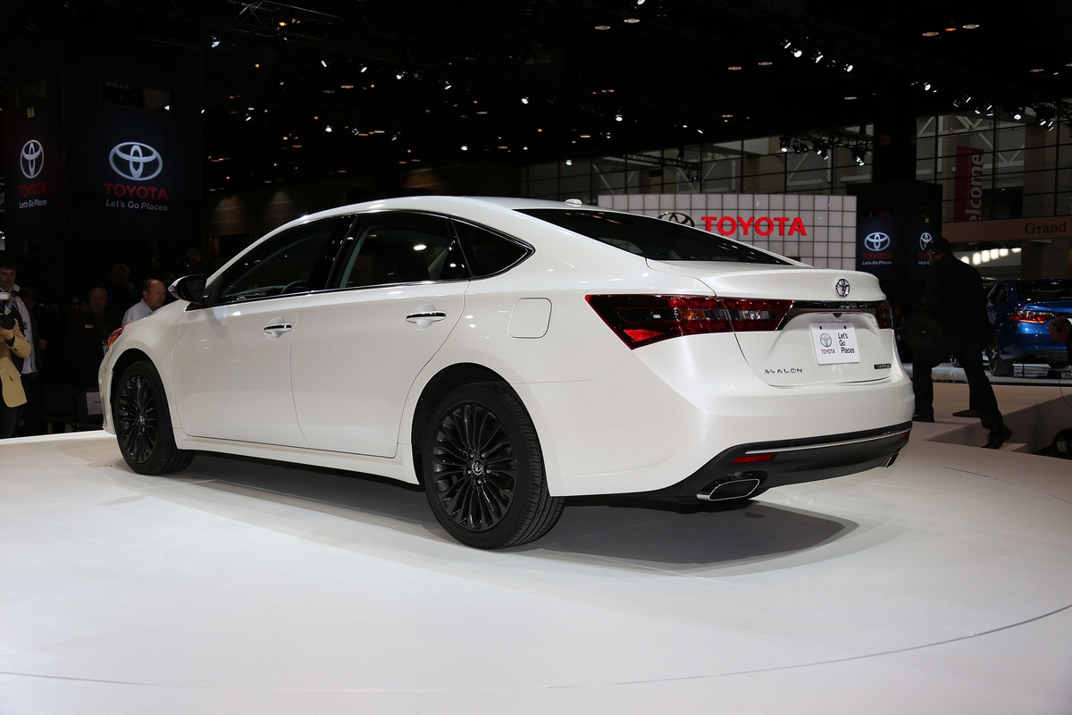 Ở phiên bản mới, Avalon vẫn giữ 2 tùy chọn động cơ bao gồm V6 3,5 lít, công suất 286 mã lực và động cơ hybrid 2,5 lít công suất 200 mã lực. Bên cạnh đó, hệ thống treo của xe cũng được thay đổi trên một số phiên bản cao cấp hơn, giúp tăng hiệu quả cho người lái. 