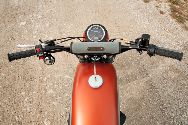 Ngoài ra, trên thân xe còn được trang bị một số chi tiết chế tạo bằng công nghệ CNC. Cụm đồng hồ hiển thị khá hiện đại với dạng analog và điện tử. 