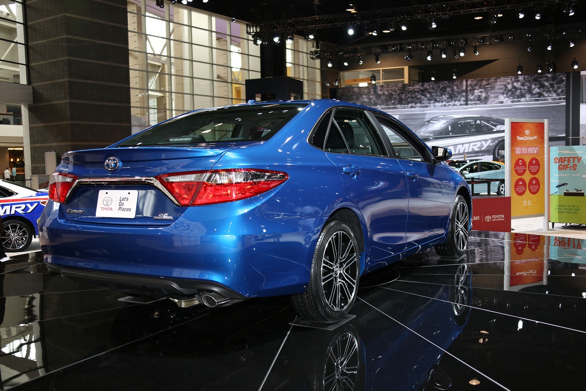 Trang bị cho xe gồm hệ thống sạc không dây Qi, hệ thống ấm thanh Toyota Entune, ghế ngồi thể thao.