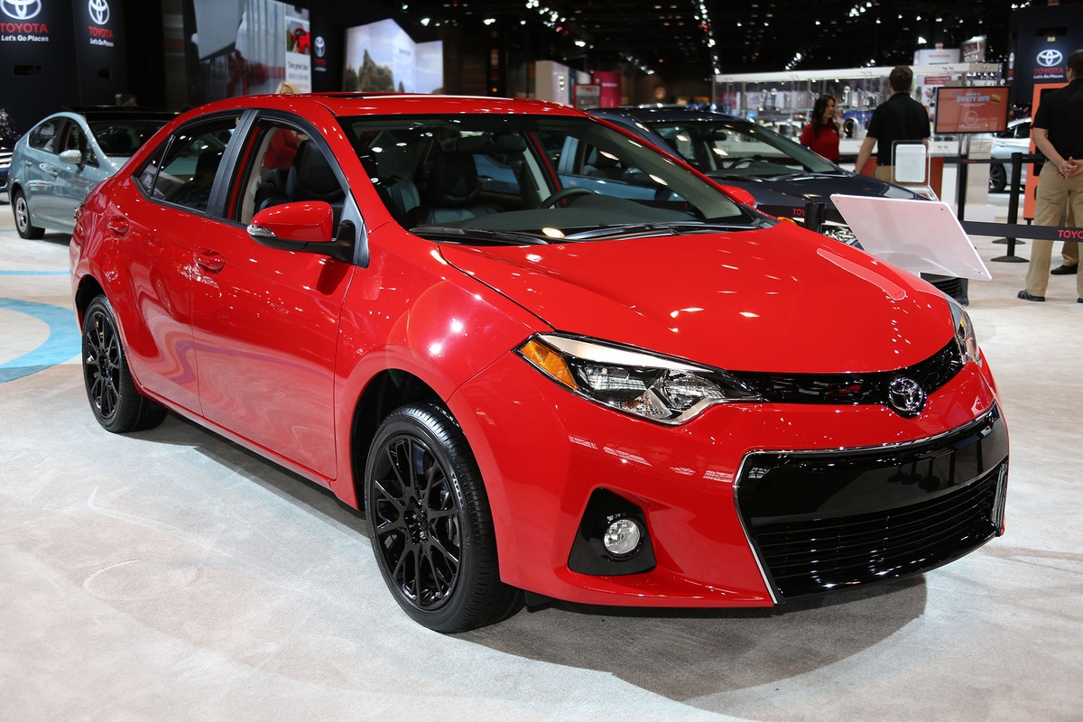 Trong khi đó, Corolla Special Edition cũng sở hữu những trang bị tương tự trên phiên bản Camry đặc biệt.