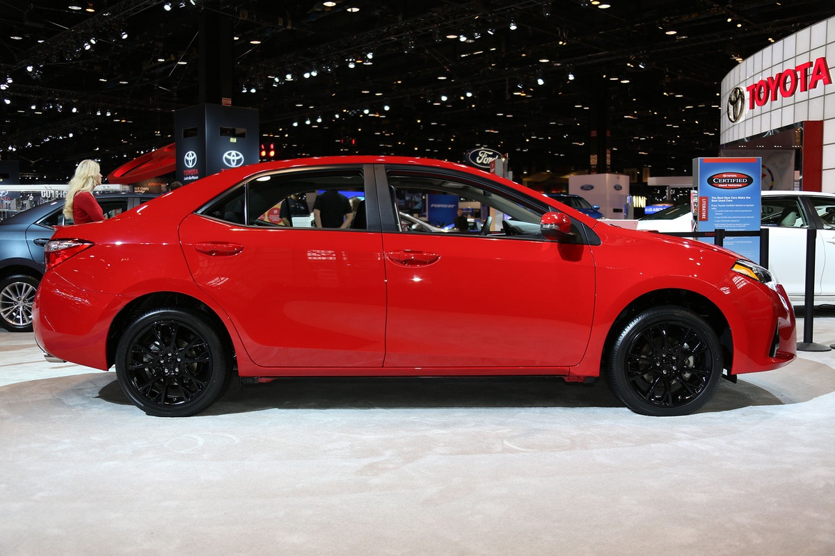 Corolla phiên bản đặc biệt có 3 màu đỏ, ngọc trai và trăng sứ.