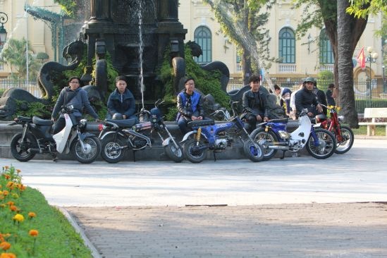 Cơn sốt độ dòng minibike tạo thành trào lưu rất thịnh hành trong giới thích xế độ một thời gian rồi lại đi xuống, vì cái tình yêu họ dành cho con xe nhỏ tội nghiệp chẳng đủ để giữ chân cái lòng tham của kẻ hời hợt. Số phận của dòng xe này dường như đã bị định đoạt khi ngày một vắng bóng trên các con phố ở Hà Thành thời gian trở lại đây. Tuy vậy nhưng với những tín đồ thực sự thì việc đó chẳng ảnh hưởng gì, những xúc cảm từ chiếc minibike đem lại cho họ một loại tình cảm không thể nói rõ giống như động lực cho tình yêu chẳng giống ai tồn tại và phát triển đến nay.