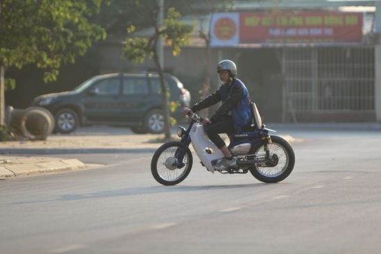Anh Thắng Phạm, một trong những tay độ dành trọn tình yêu cho dòng xe máy có vóc dáng nhỏ con này là một ví dụ điển hình. Hiện tại anh Thắng đang sở hữu một bộ sưu tập minibike màu mè rực rỡ với nhiều kiểu dáng không bình thường nhưng lạ mắt và đẹp. Số lượng xe thực tế khoảng hơn 20 chiếc xếp từ ngoài vào trong nhà anh. Số liệu này cũng chưa chính xác bởi chính anh cũng không nhớ là mình có bao nhiêu chiếc xe khi mỗi chỗ lại để một cái. Cái thì đang đi dựng, cái thì để cho anh em mượn vì không có xe đi lại. Nhìn tổng thể dàn xe của anh Thắng vô cùng đa dạng cả về chủng loại, kiểu dáng và màu sắc, mỗi chiếc một vẻ. Chẳng riêng gì Charly, mà trong bộ xe của anh còn có cả Cub hay DAX - một cái tên nếu không là dân chơi xe thì không phải ai cũng biết. Những chiếc xe này hầu hết được anh Thắng tìm mua trên các diễn đàn xe cộ hoặc có người quen biết sở thích của anh giới thiệu và tìm hộ. Xe cũ được mang về, từ đống sắt vụn nhem nhuốc xấu xí mà người ta hắt hủi, được bảo dưỡng trùng tu và trang điểm một lớp áo sặc sỡ màu sắc theo gu trẻ trung, mang trong mình tinh thần của người đàn ông đã ngoại tứ tuần, tạo cho chiếc xe cái vẻ là lạ khiến anh em trong câu lạc bộ Minibike Hà Nội rất khoái, tin tưởng đặt anh Thắng vào vị trí trưởng câu lạc bộ.