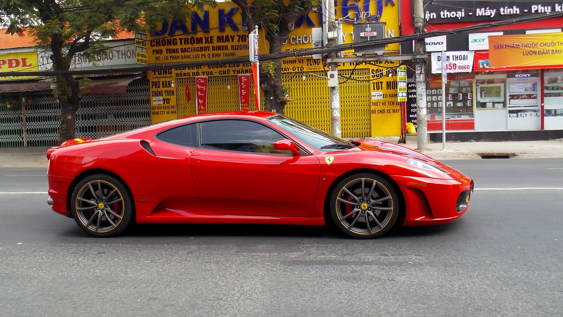 Sieu xe Ferrari F430 rong ruoi tren duong pho Sai Gon hinh anh