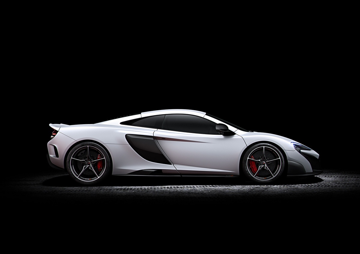 Thiết kế phần đầu của McLaren 675LT có những khác biệt so với siêu xe 650S ra mắt trước đó, đặc biệt là ở cản trước. Trong khi đó, cánh gió ở phía đuôi xe có kích thước lớn hơn so với 650S trước đó khoảng 50%, tuy nhiên trọng lượng lại nhẹ hơn do được làm từ sợi carbon. Hệ thống xả trên 675LT khá phức tạp, nhưng trọng lượng cũng ở mức thấp, được bố trí ngay phía dưới cánh gió.