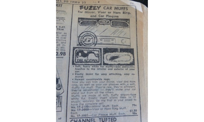 Fuzzy Car Muffs xếp ở vị trí thứ hai với mục đích thực sự điên rồ! Thời tiết lạnh khiến ai cũng muốn quàng khăn, đeo găng nhưng sẽ khá kỳ cục khi cũng quan tâm chiếc ôtô đến mức như vậy. Song, nếu ai có ý định đó thì Fuzzy Car Muffs là những bọc bằng lông quàng vào gương, kính hay các vật dụng khác trên xe!