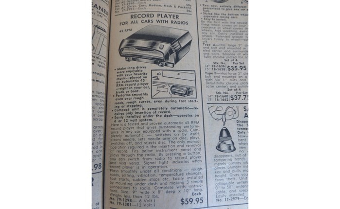 Xếp ở top 3 là máy nghe nhạc cổ điển trên xe hơi. Vào những năm 60, thiết bị này được coi như thứ mở màn cho các loại cổng aux hay tích hợp mp3 sau này. Thời điểm đó, có rất nhiều người hoài nghi về mẫu quảng cáo rằng máy hoạt động tốt ngay cả trên địa hình không bằng phẳng, các khúc cua khó, rung lắc, thậm chí khi xe đi với vận tốc nhanh và dừng lại đột ngột.