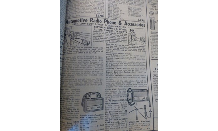 Xếp ở vị trí thứ 5 là thiết bị thu phát sóng trên ôtô. Đây được coi là tiền đề cho cuộc cách mạng điện thoại thông minh trên xe hơi ngày nay. Với thiết bị thô sơ này vào những năm 60, xe ôtô mới có thể thuận tiện hơn trong việc liên lạc hoặc thu phát sóng radio trong bán kính 10 dặm (16km).