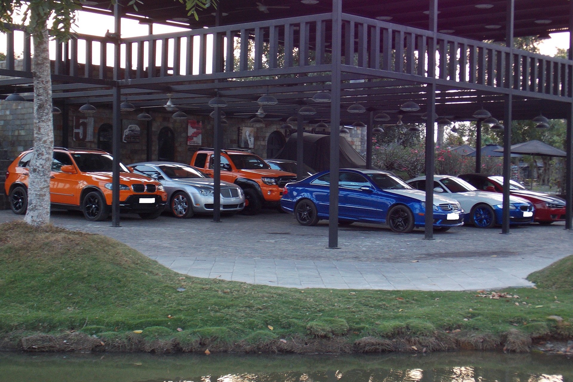 Dan xe sang trong khuon vien chau Au giua Sai Gon hinh anh