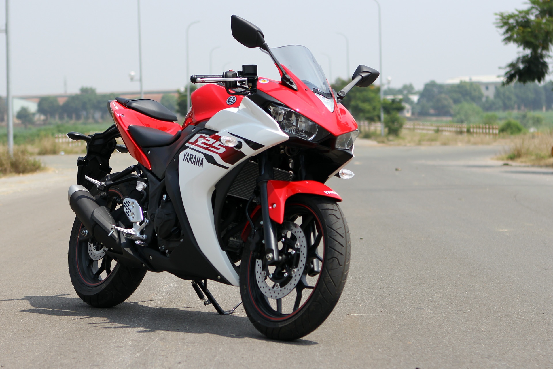 Yamaha R25 ABS co gia re hon Kawasaki Ninja 250 ABS hinh anh