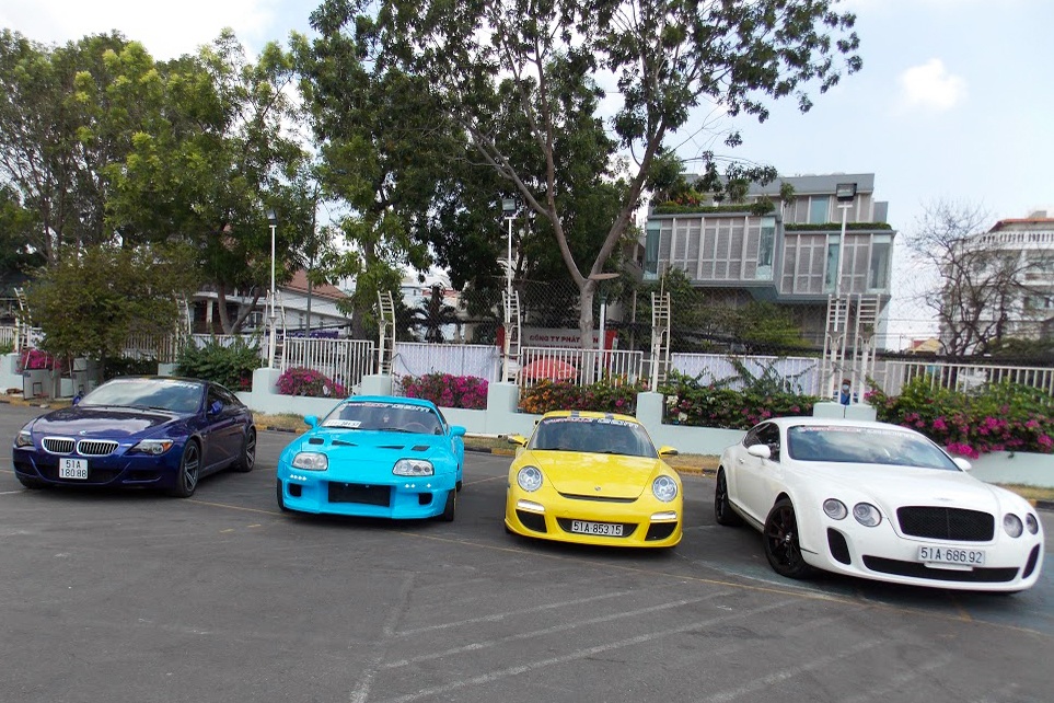 Dan oto dat tien ruc ro sac mau tu hop tai Sai Gon hinh anh