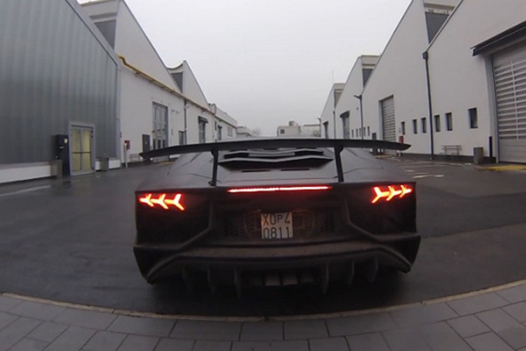 Sieu xe Lamborghini Aventador LP750-4 SV tang toc, gam ru hinh anh