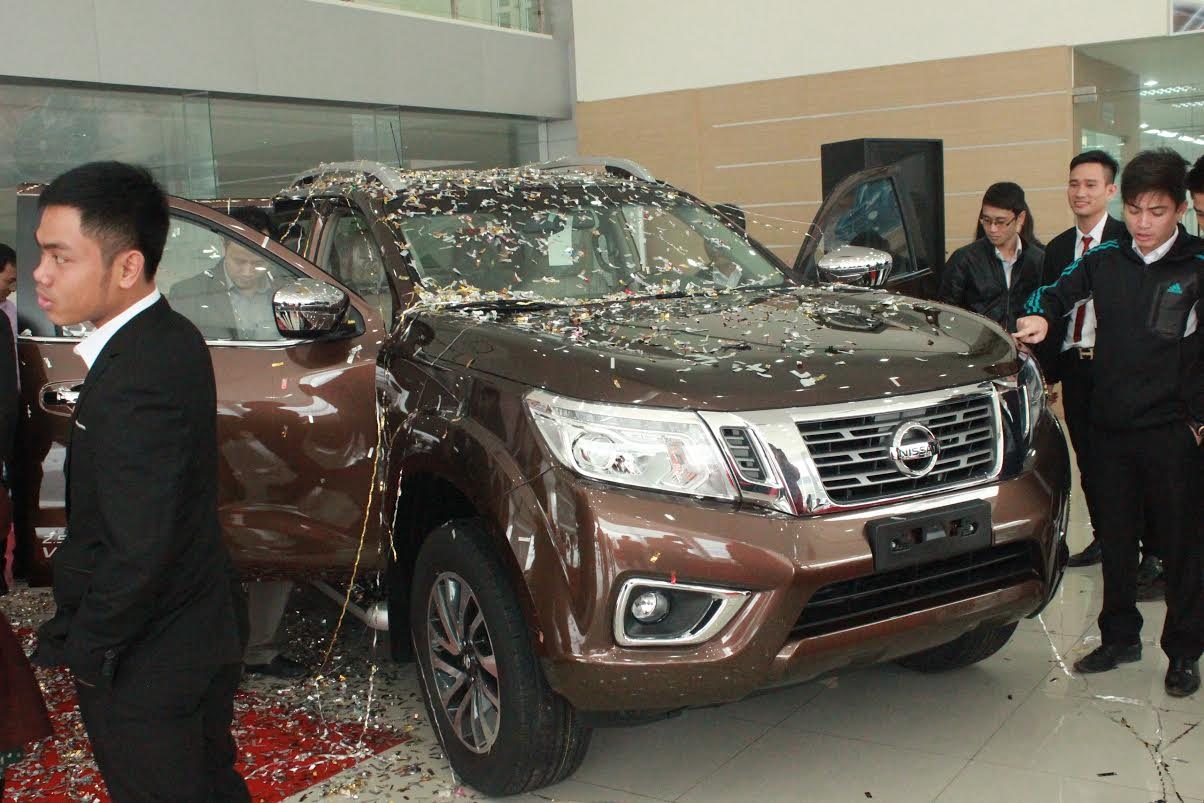 Nissan Navara NP300 moi da co mat tai dai ly hinh anh