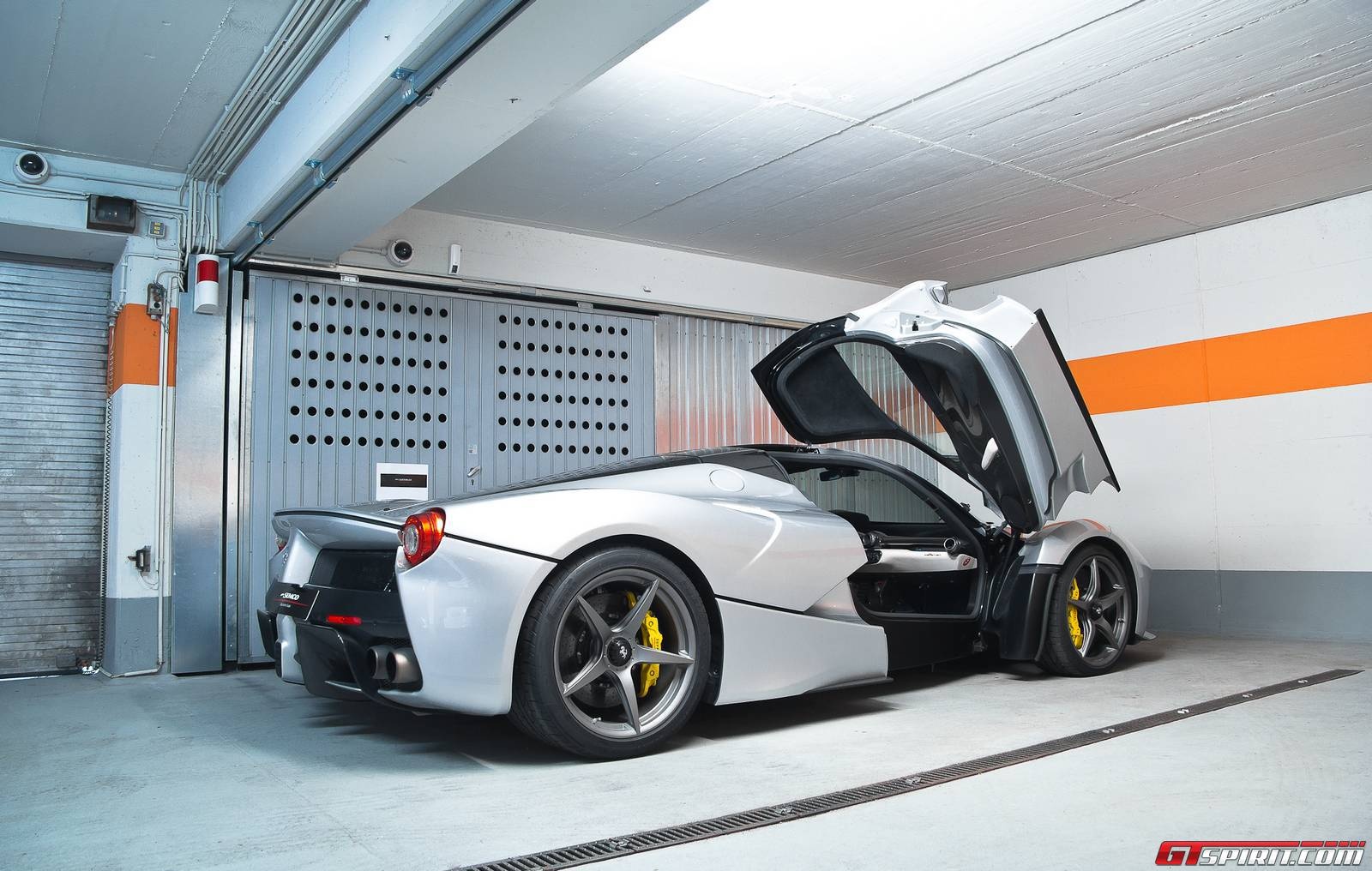 Bên cạnh đó, ngoại thất của LaFerrari cũng có những chi tiết màu đen trên nắp ca-pô, gương chiếu hậu, mui xe, cản trước và khuếch tán gió sau làm từ sợi carbon. Siêu xe hybrid này được trang bị bộ vành 5 chấu thể thao và bộ kẹp phanh màu vàng. 
