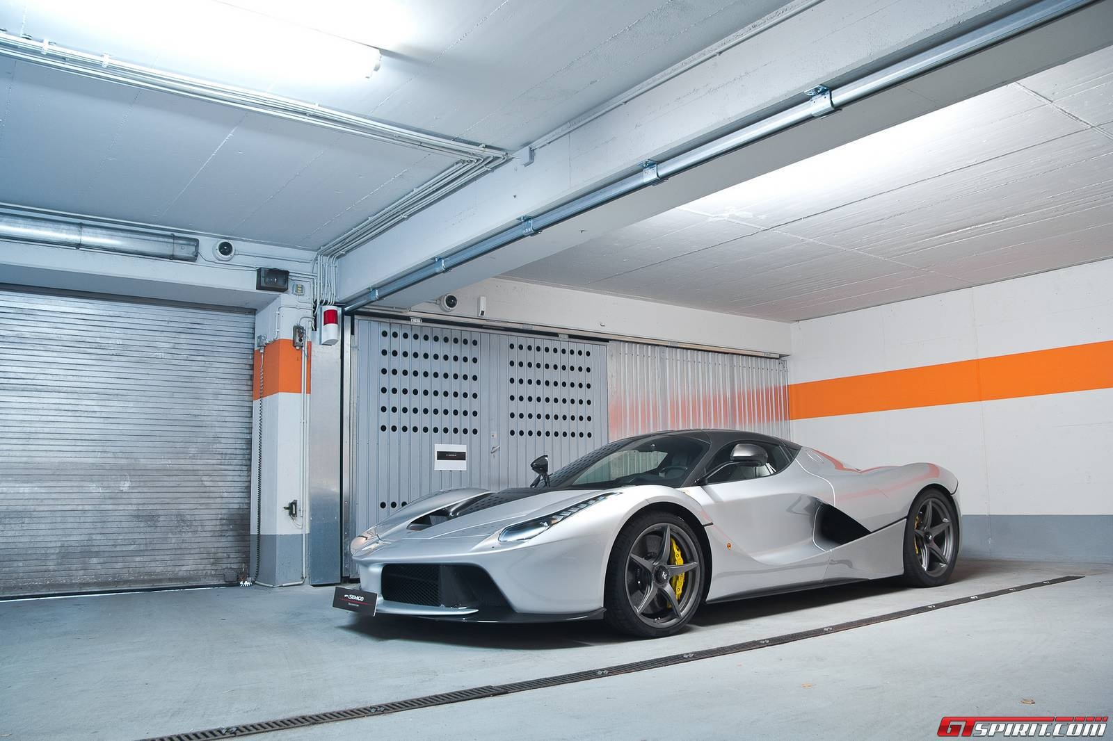 Trong khi siêu xe của Ferrari mang màu trắng bạc thì siêu phẩm của Lamborghini lại có màu đen, tạo nên những mảng màu tương phản. Màu trắng bạc trên siêu xe Ferrari cũng khá đặc biệt và độc đáo so với màu đỏ thường thấy.