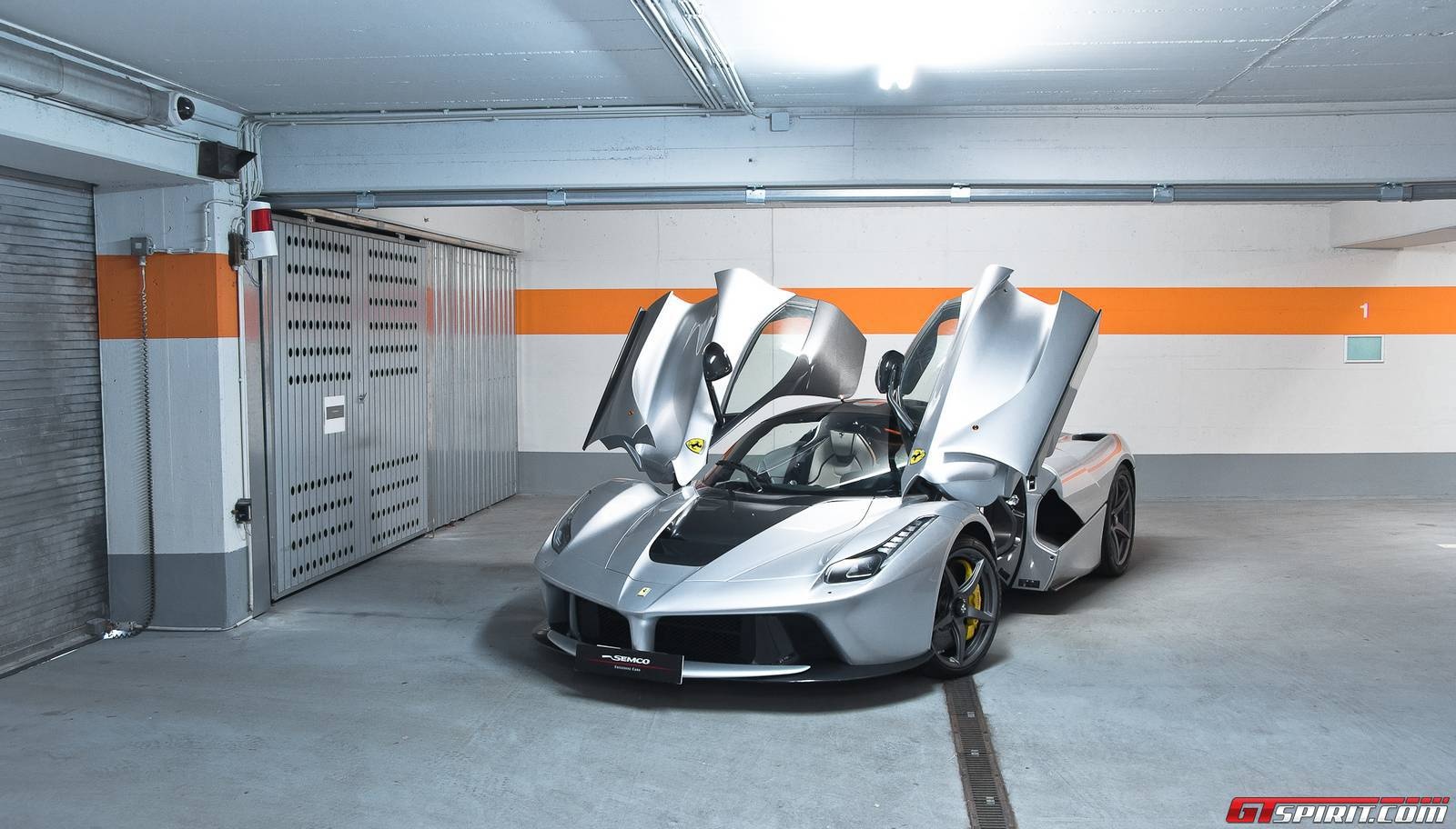 LaFerrari được trang bị động cơ V12, dung tích 6,3 lít, kết họp cùng động cơ điện tương tự như trên siêu xe McLaren P1. Khối động cơ xăng mang lại công suất 789 mã lực và mô-men xoắn 700 Nm. Trong khi đó, động cơ điện mang lại công suất 161 mã lực và mô-men xoắn cực đại 270 Nm.