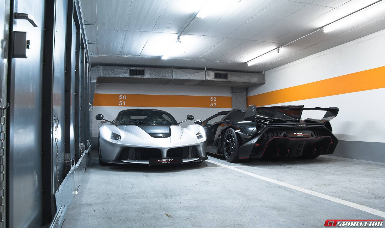 Mới đây, cặp đôi siêu xe triệu đô nổi tiếng Ferrari LaFerrari và Lamborghini Veneno Roadster đã cùng nhau có mặt tại showroom của Semco Cars. Không chỉ là 2 siêu có giá bán thuộc top đầu thế giới, 2 siêu xe này cũng có số lượng sản xuất rất ít. 