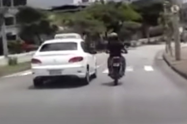 Lai xe may nga lan ra duong do tra thu oto hinh anh