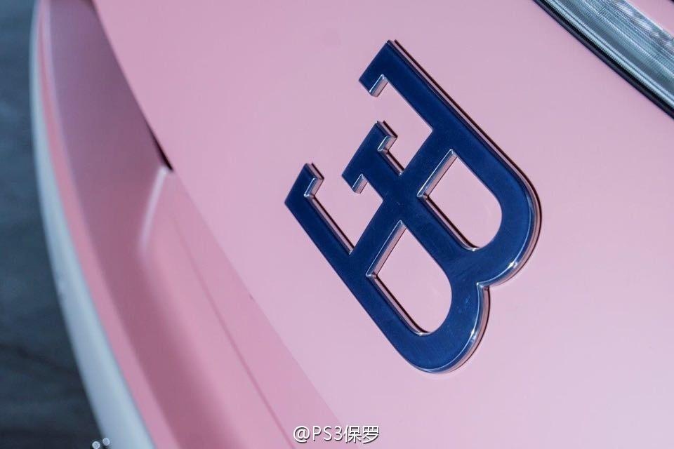 Ngoài ra, nội thất xe cũng được phối màu sơn hồng đậm hơn so với ngoại thất, trải dài từ bảng tap-lô, ghế ngồi, sàn xe và vô lăng. Trên các tấm ốp cửa và vị trí điều khiển cũng xuất hiện một số chi tiết màu hồng nhạt. 