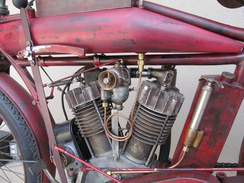 Động cơ xe đã được tút lại một cách khá tinh tế để không quá khác biệt với bản gốc.