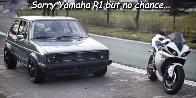 Sieu moto Yamaha R1 bat luc truoc Volkswagen Golf do hinh anh