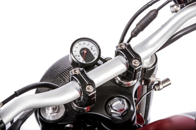 Để chiếc xe vận hành ổn định hơn, Shaun đã thay mới toàn bộ hệ thống giảm xóc của chiếc xe bằng sản phẩm của YSS và tận dụng từ chiếc Thruxton sẵn có. Bên cạnh đó, chiếc xe cũng được thay thế hệ thống tay lái, để chân, bố trí lại hệ thống đề khởi động. 