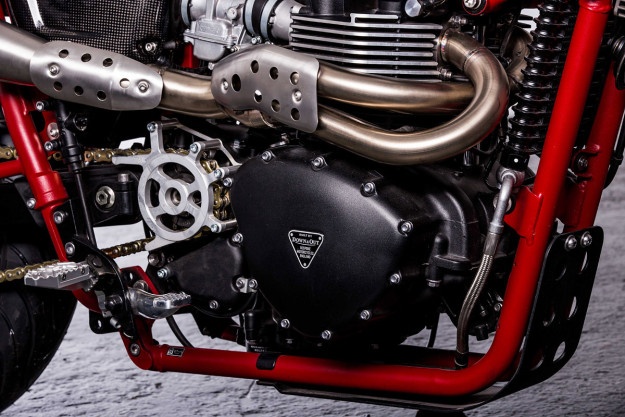 Dè trước, một số tấm ốp bên sườn xe và xung quanh cụm đèn pha được chế tạo bằng từ sợi carbon. Đây là những chi tiết ít thấy trên một chiếc xe mang phong cách hoài cổ như Bonneville. Bình xăng xe được sơn lại với 2 tông màu đen và đỏ. Yên xe được bọc da lại. 