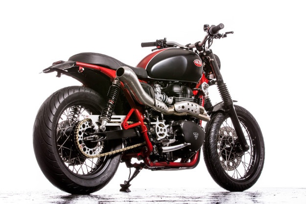 Hệ thống xả của xe cũng được thay thế mới, với ống xả bắt mắt và bố trí cao hơn so với tiêu chuẩn. 