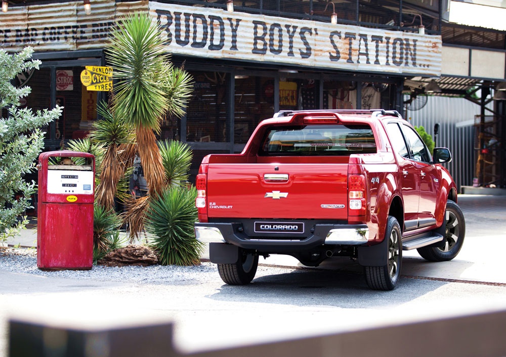 Phần đầu xe vẫn thể hiện đường nét mạnh mẽ, nam tính thường thấy trong thiết kế của các mẫu xe Mỹ. Những đường gần xuất hiện trên thân xe bổ sung thêm chất khỏe khoắn của Colorado High Country. Thêm vào đó, bộ la-zăng 18 inch hợp kim khiến mẫu xe bán tải của Chvrolet mang thêm tính thể thao. 