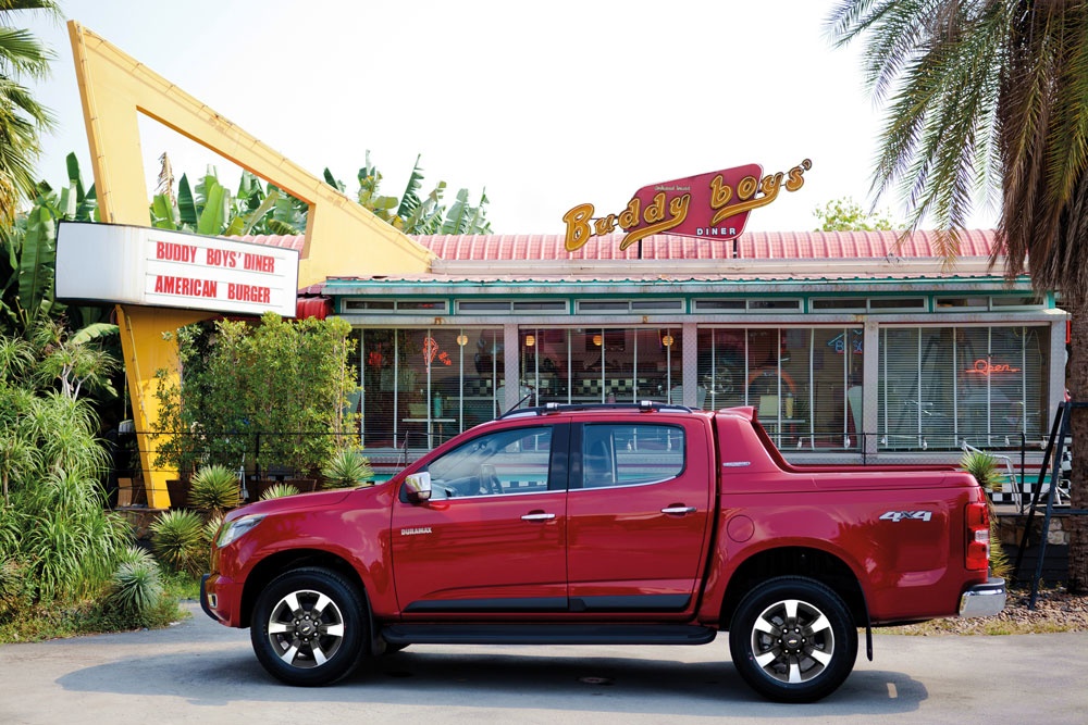 Những kết nối hiện đại nhất ở thời điểm hiện tại cũng được trang bị trên Colorado High Country. Một màn hình cảm ứng cỡ lớn được trang bị trên bảng tap-lô giúp hiển thị các thông tin giải trí cũng như dẫn đường… Phía đuôi xe được trang bị camera lùi, hiển thị hình ảnh trực tiếp trên màn hình, giúp người lái dễ dàng thao tác. 