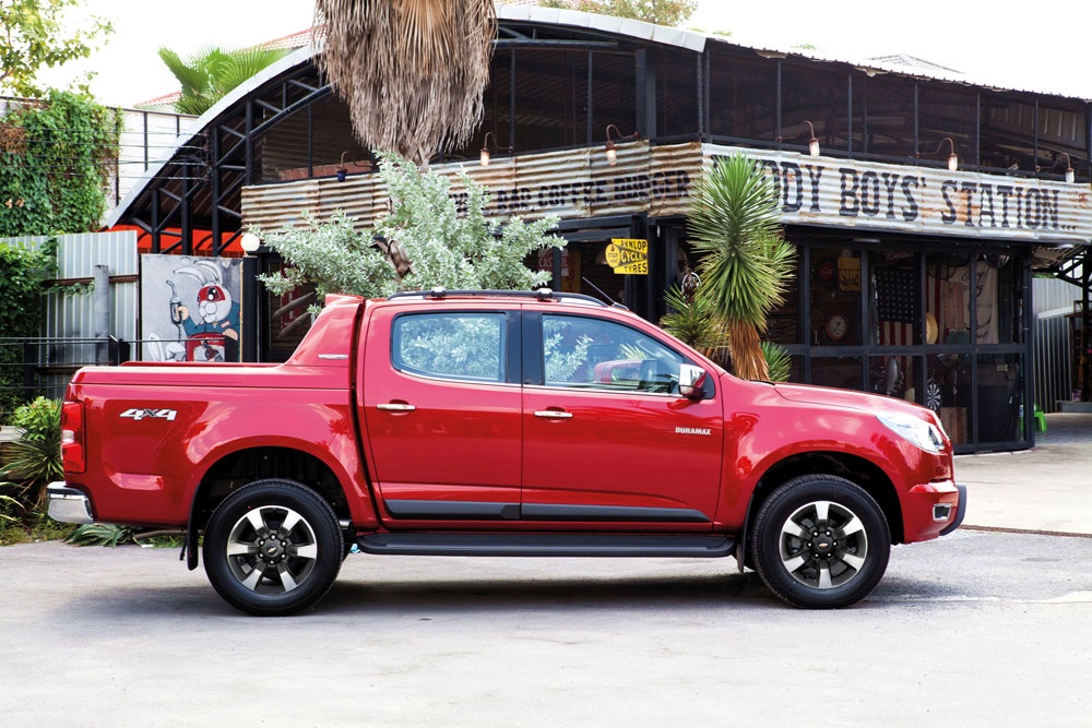 Trong khi đó, nội thất xe được trang bị những tính năng cao cấp. Ghế lái có thể điều chỉnh điện 6 hướng, nội thất bọc da cao cấp. Ngoài ra, không gian cabin được thiết kế rộng rãi, mang lại cảm giác lái thoải mái cho người sử dụng. 