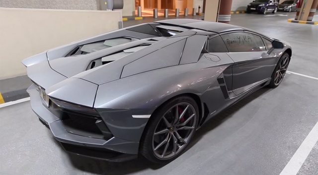 Lamborghini Aventador mui tran nam phu bui trong ham de xe hinh anh
