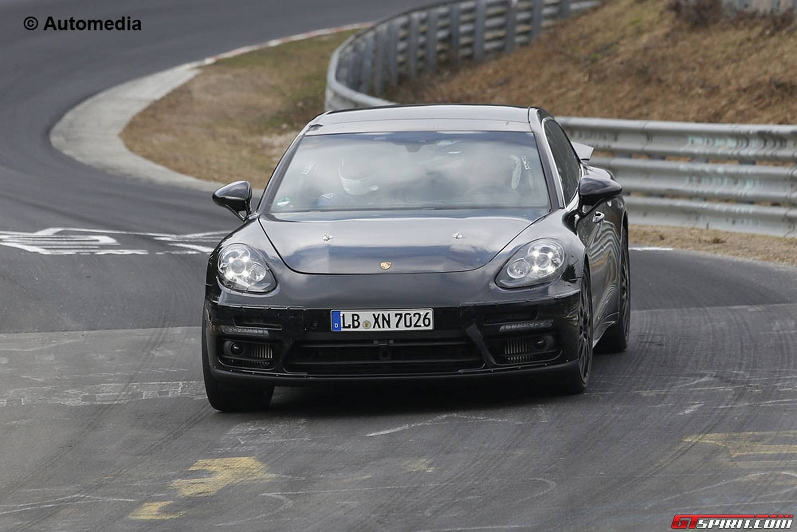 Những hình ảnh chạy thử đầu tiên của Porsche Panamera tại đường đua nổi tiếng Nurburgring đã bất ngờ xuất hiện GTSprit. Phiên bản chạy thử nghiệm được trang bị lớp ngụy trang màu đen, tuy nhiên kiểu dáng xe không có nhiều khác biệt so với những chiếc Panamera hiện tại. 