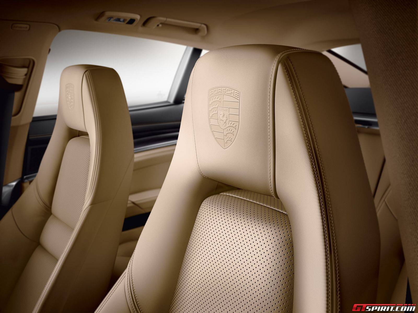 Trong khi đó, nội thất của Panamera Edition 2016 được bọc da 2 tông màu sang trọng và có lô gô Porsche dập nổi trên tựa đầu. Vô lăng xe được thiết kế theo phong cách thể thao. 