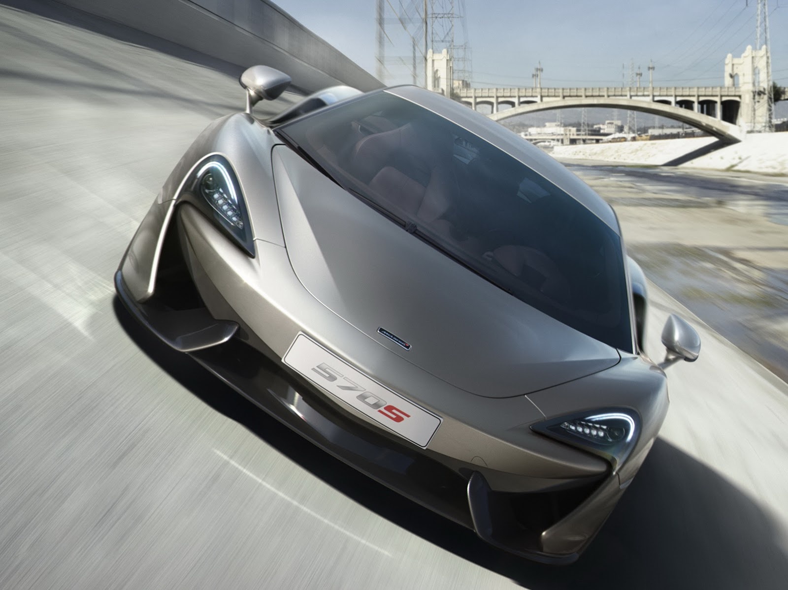 Trong khi đó, nội thất của 570S được đánh giá là có tính thực tiễn cao hơn bất kỳ mẫu xe nào của McLaren từ trước đến nay. Cabin xe được thiết kế tập trung đến người lái trong khi vẫn mang đến cảm giác thoải mái nhất cho người ngồi kế bên.