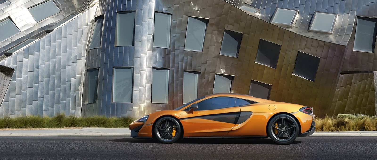 Theo những công bố của McLaren, 570S không sứng tầm khi so sánh với những siêu xe lừng danh thế giới, nhưng vẫn là một chiếc xe thể thao sở hữu khả năng vận hành tốt. McLaren 570S sở hữu sức mạnh 564 mã lực, có khả năng tăng tốc từ 0-100 km/h trong vòng 3,2 giây và mất khoảng 9,5 giây để đạt vận tốc 200 km/h. Cũng theo công bố của McLaren, 570S có thể đạt vận tốc tối đa 328 km/h.