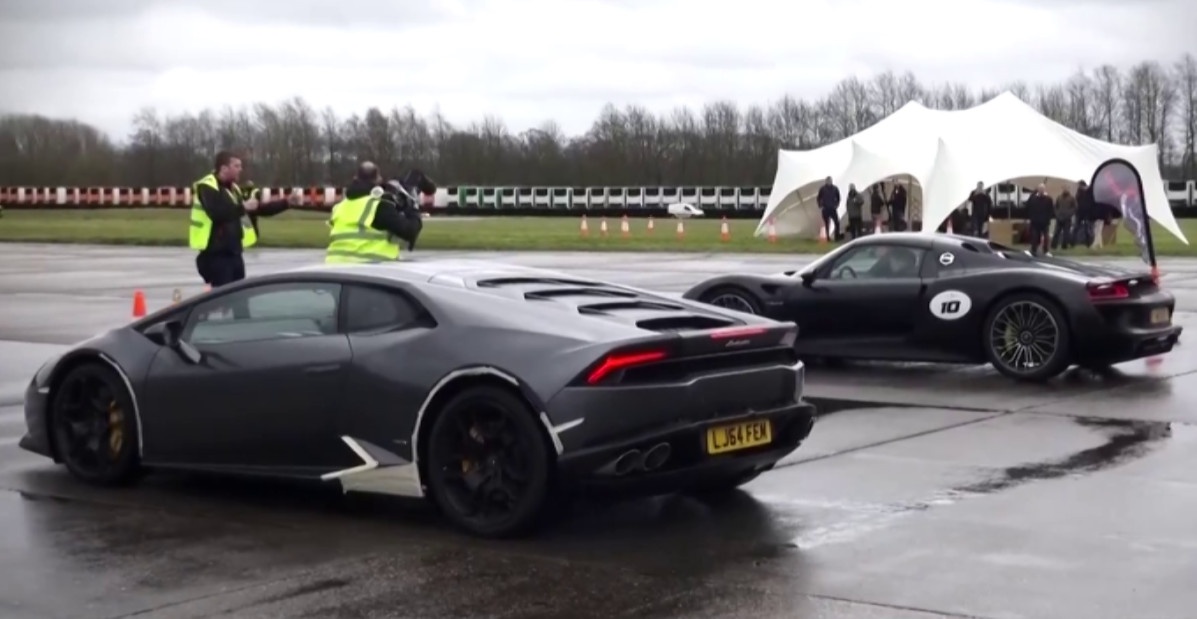 Porsche 918 Spyder de dang danh bai Lamborghini Huracan hinh anh