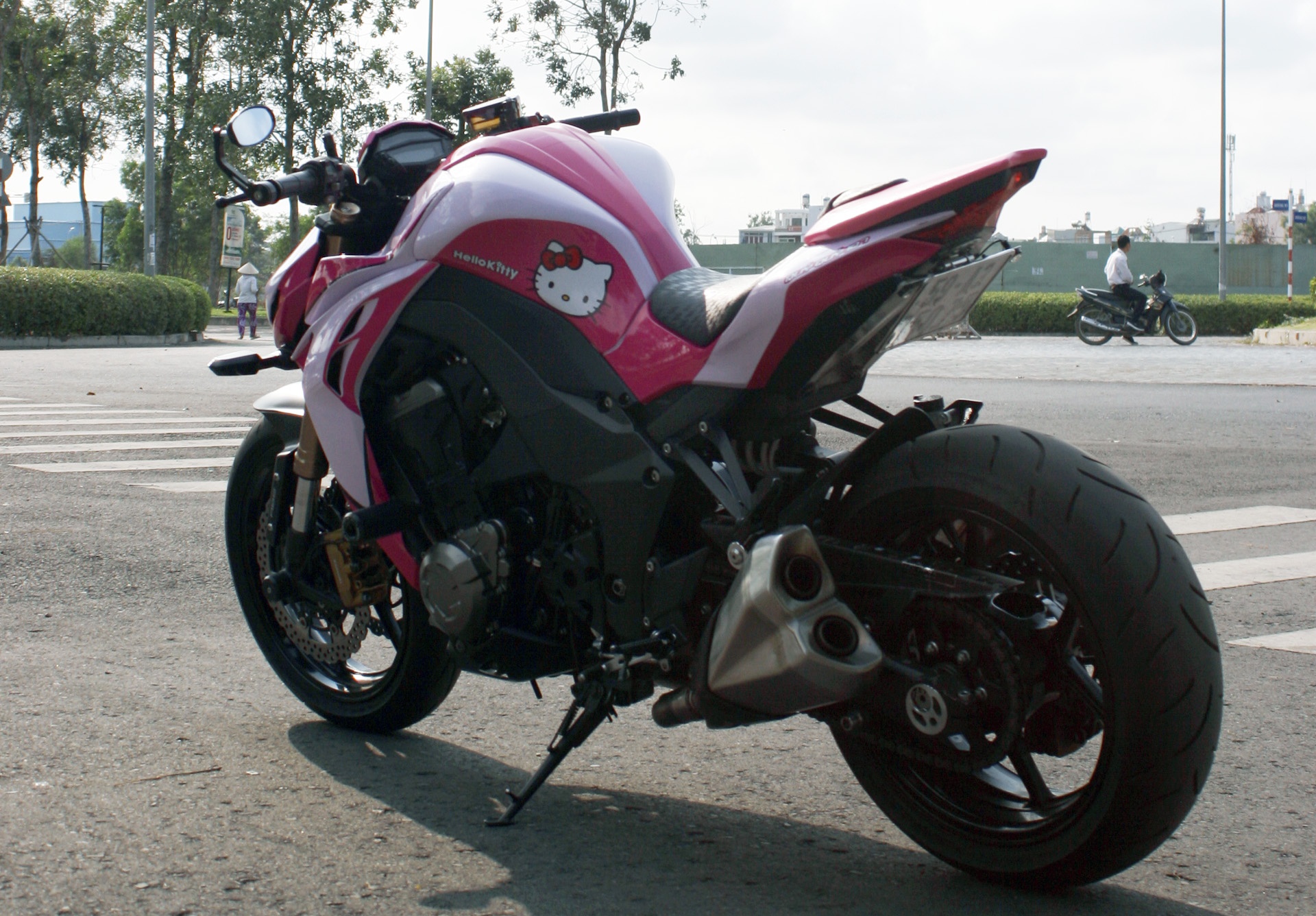 Kawasaki Z1000 mau hong Hello Kitty cua biker 9x hinh anh