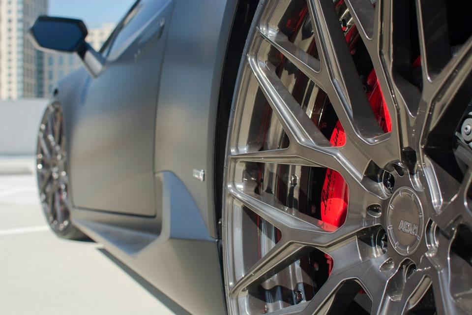 Hãng độ Mỹ cũng trang bị bộ la-zăng tuyệt đẹp của ADV cho siêu xe Huracan, kích thước 20 inch phía trước và 21 inch phía sau, kết hợp cùng bộ lốp Pirelli P-Zero. Toàn bộ thân xe được khoác bộ sơn màu đen mờ, mang lại diện mạo ấn tượng hơn. 