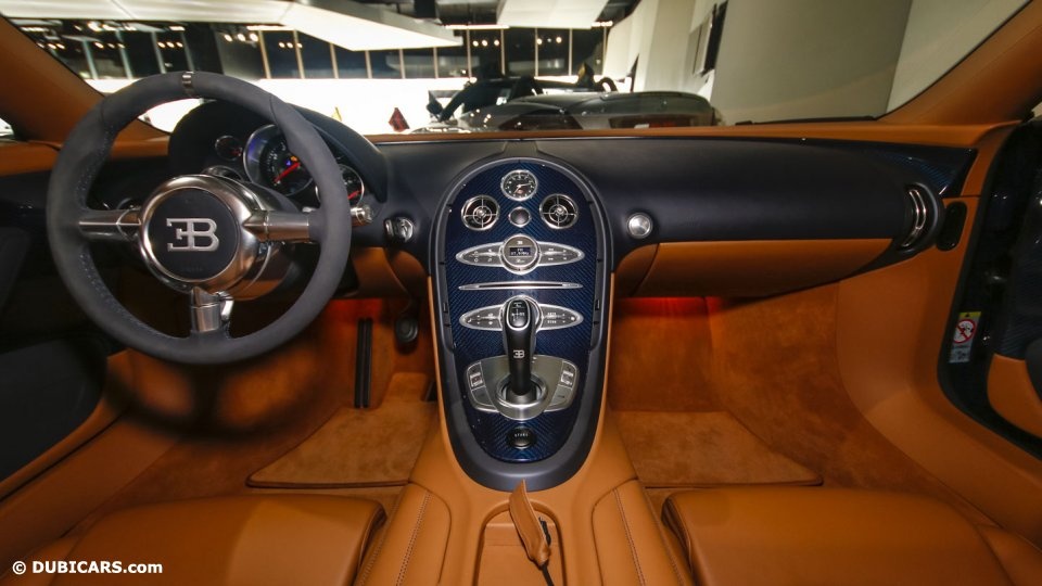 Siêu xe Veyron Super Sport được trang bị động cơ W16, 8,0 lít, đi cùng 4 bộ tăng áp, có sức mạnh 1.200 mã lực, giúp xe có thể tăng tốc từ 0-100 km/h trong vòng 2,5 giây và có thể đạt vận tốc kỉ lục 430 km/h.