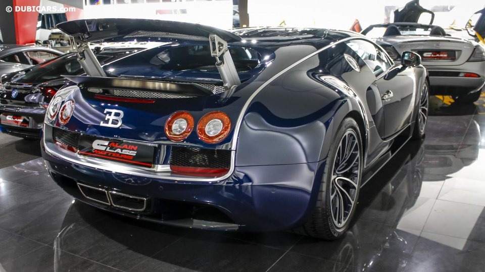 Nội thất của siêu xe Bugatti Veyron Super Sport này được bọc da nâu từ ghế, cụm điều khiển trung tâm, mui xe  cũng như trụ A, B. Ngoài ra, hãng xe Pháp cũng kết hợp một số chi tiết bọc da màu đen bên trong nội thất. 